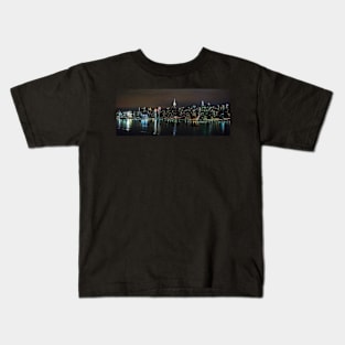 Manhattan skyline by night Kids T-Shirt